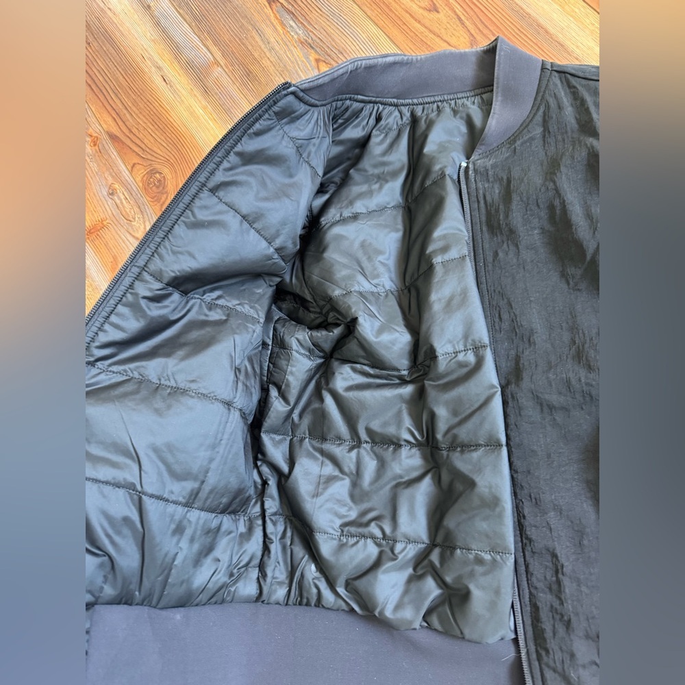 Lululemon, Reversible Bomber Jacket. Size 4 - Picture 4 of 10